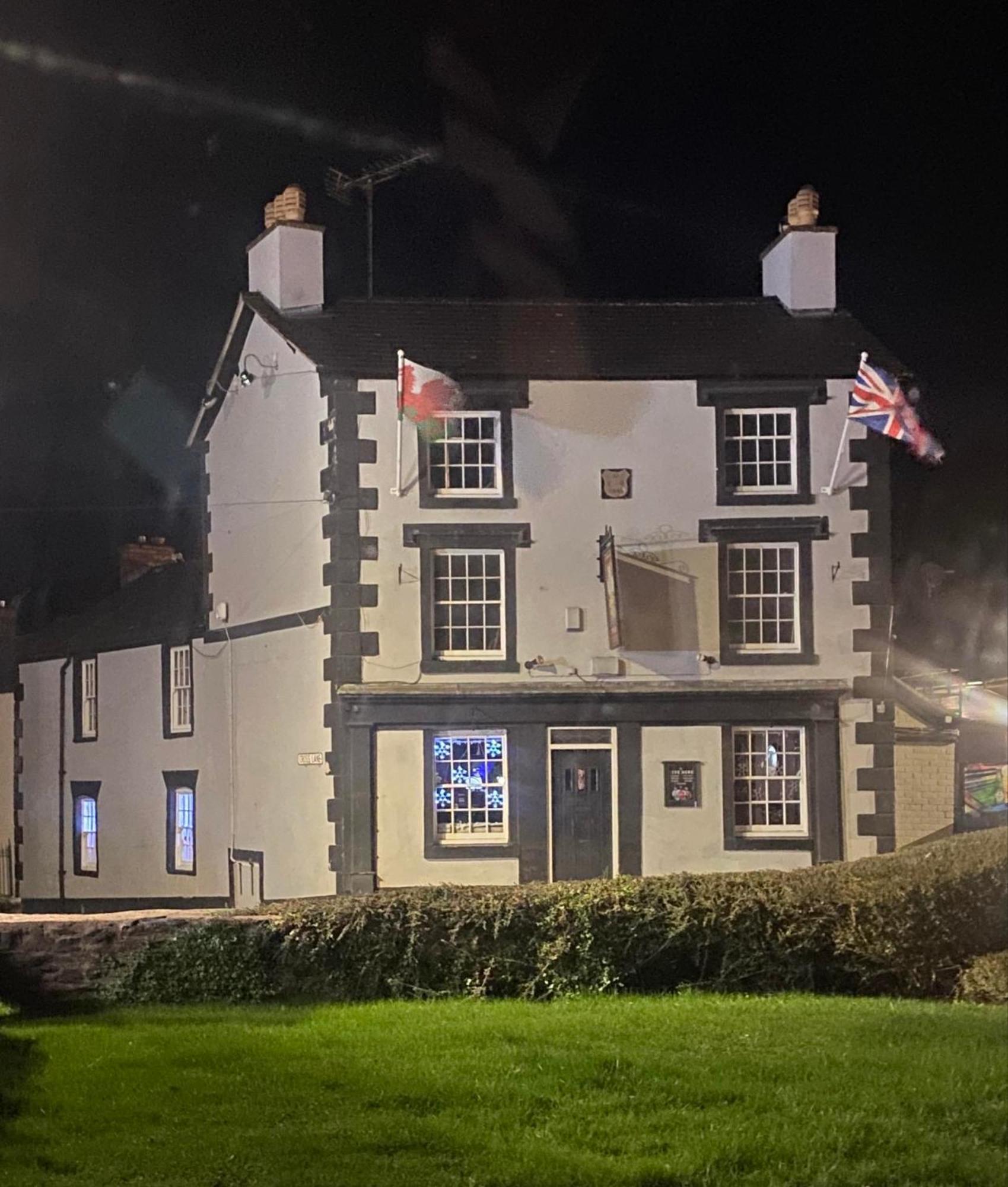Prince Of Wales Pub And Accommodation Ланголен Екстериор снимка